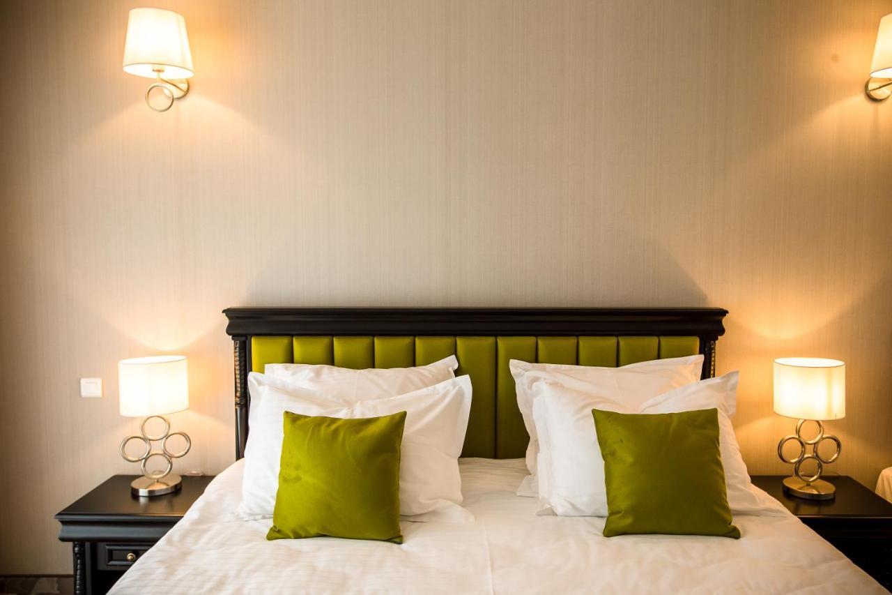 Hotel Carpat Inn Azuga Bagian luar foto