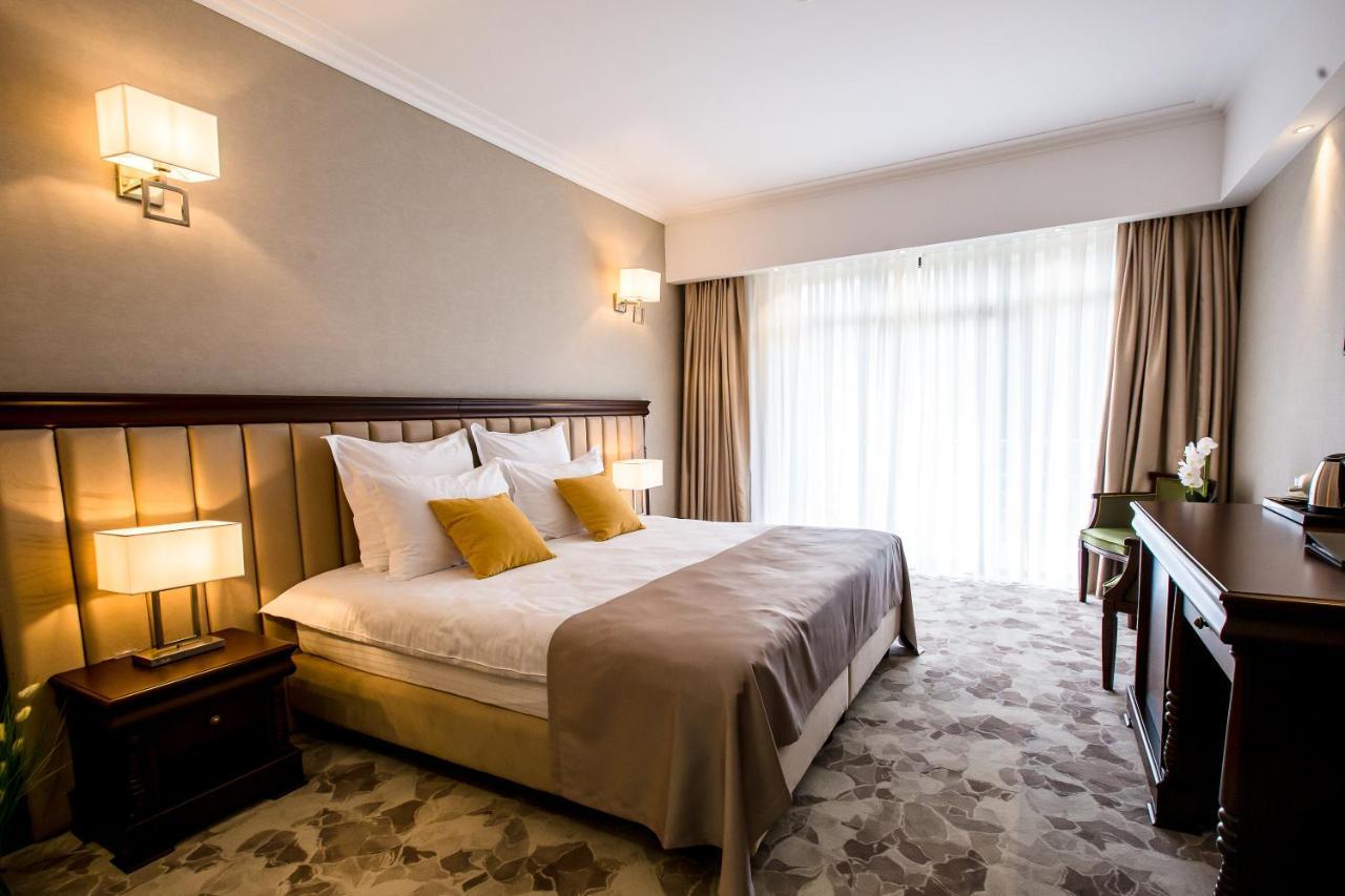 Hotel Carpat Inn Azuga Bagian luar foto