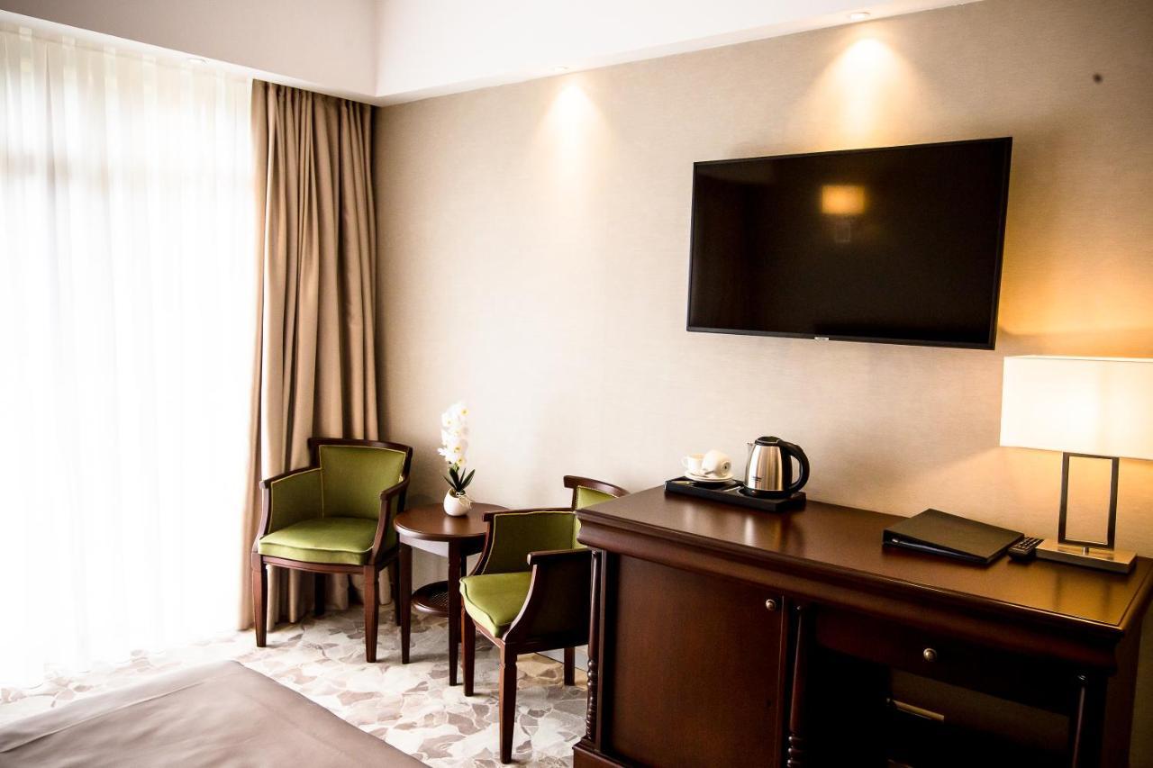 Hotel Carpat Inn Azuga Bagian luar foto