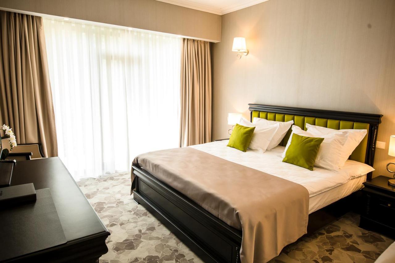 Hotel Carpat Inn Azuga Bagian luar foto