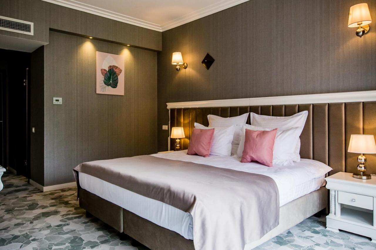 Hotel Carpat Inn Azuga Bagian luar foto