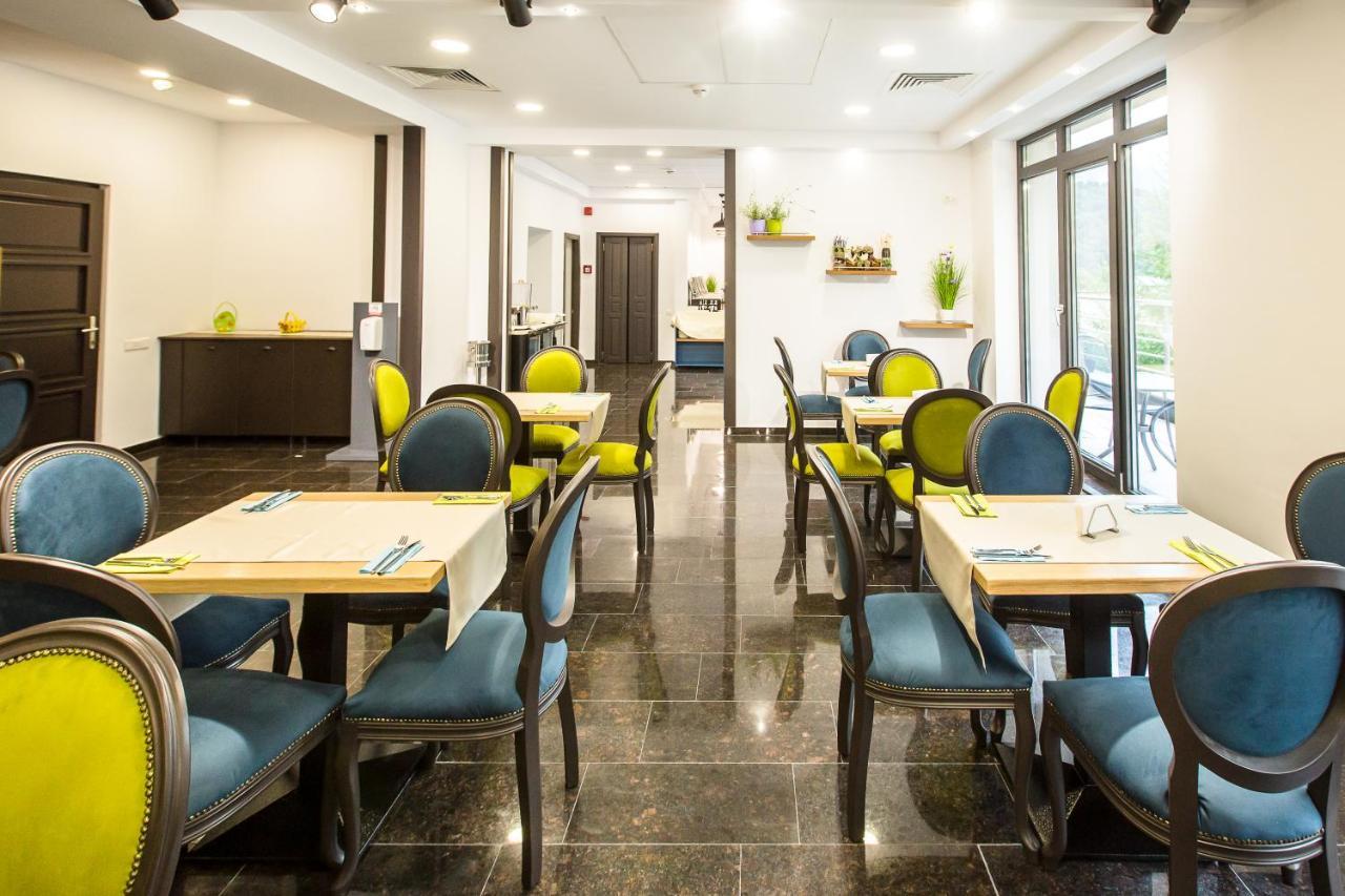 Hotel Carpat Inn Azuga Bagian luar foto