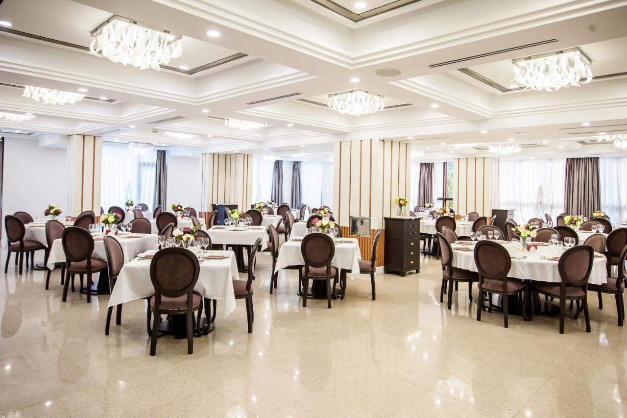 Hotel Carpat Inn Azuga Bagian luar foto