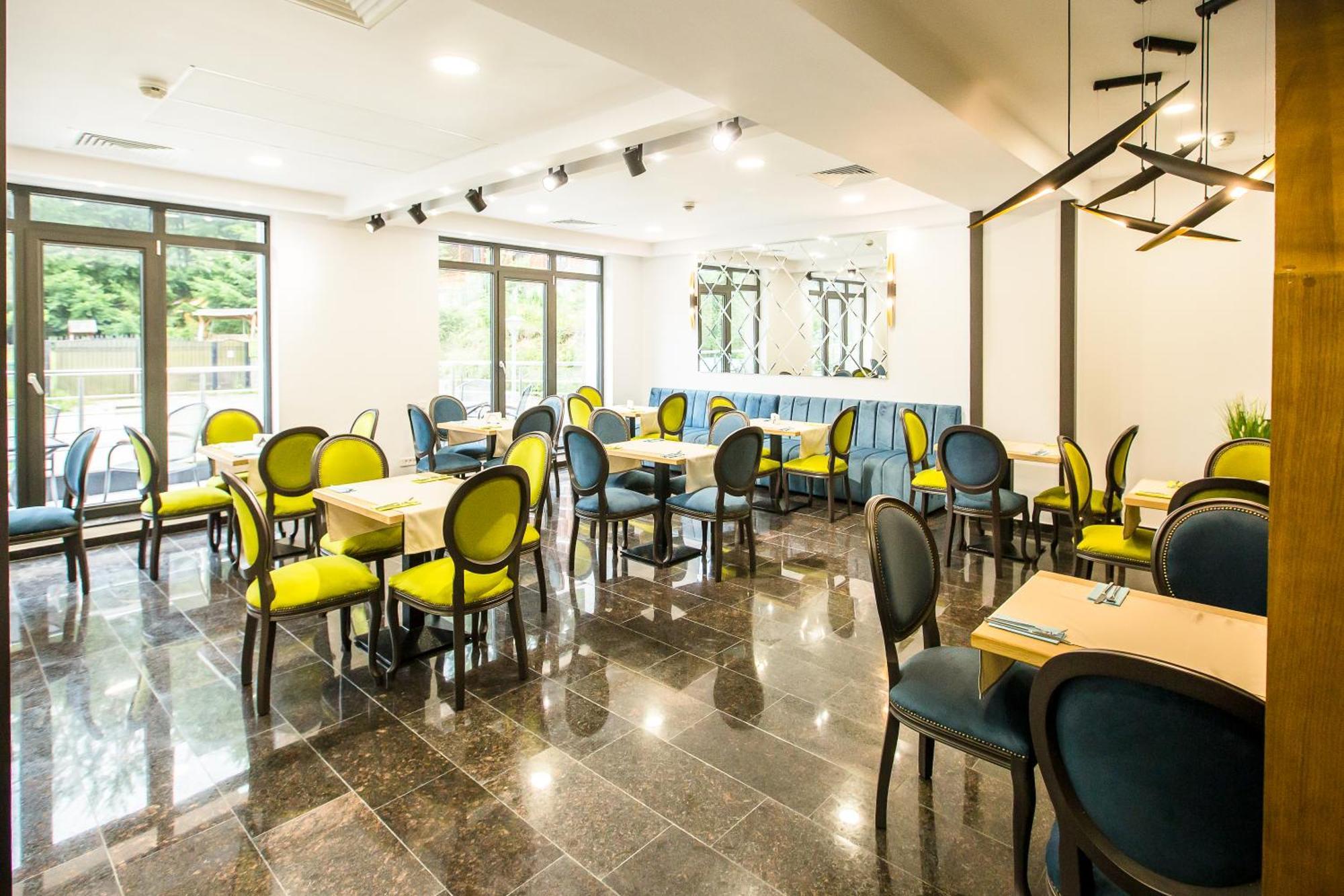 Hotel Carpat Inn Azuga Bagian luar foto