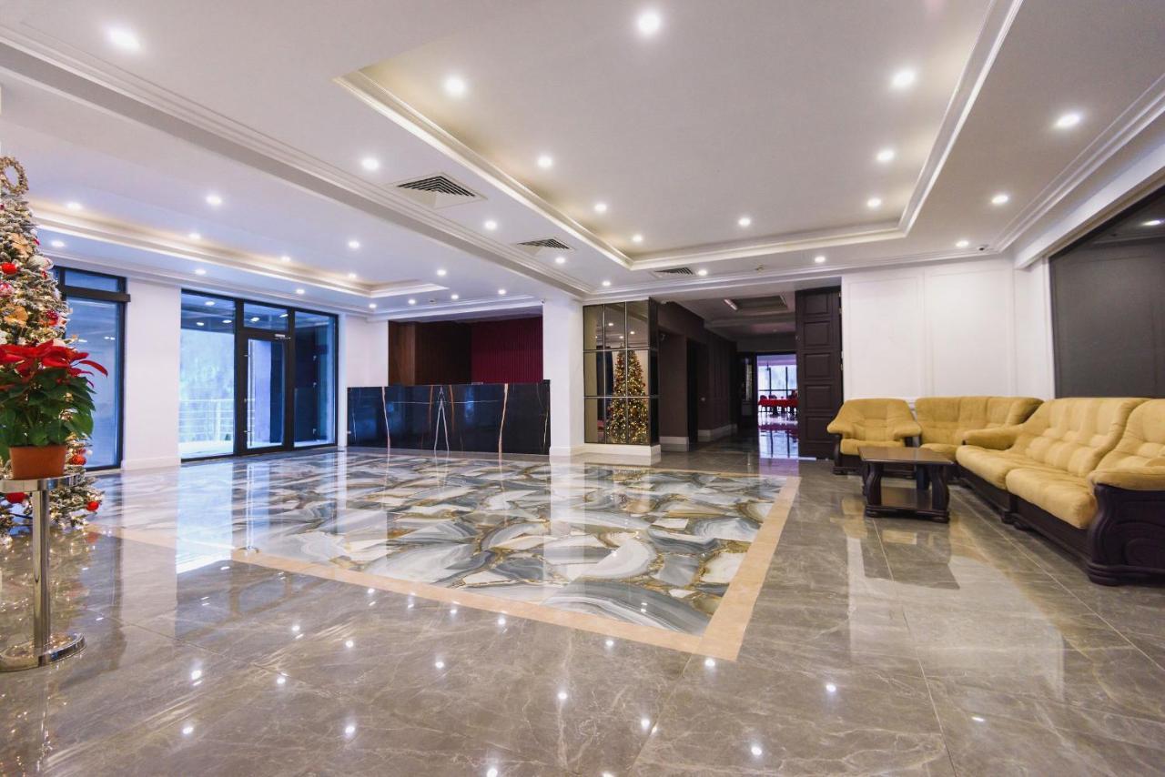 Hotel Carpat Inn Azuga Bagian luar foto
