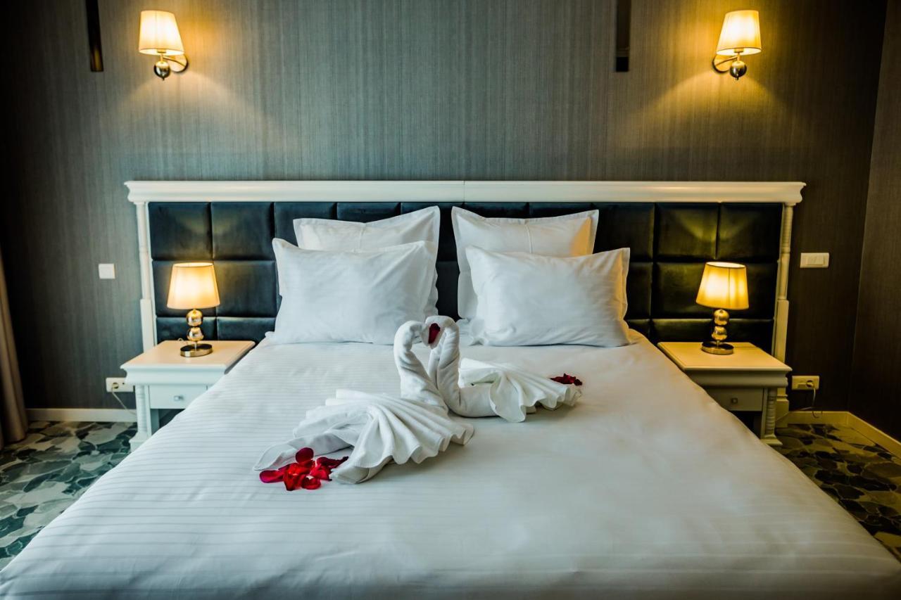 Hotel Carpat Inn Azuga Bagian luar foto